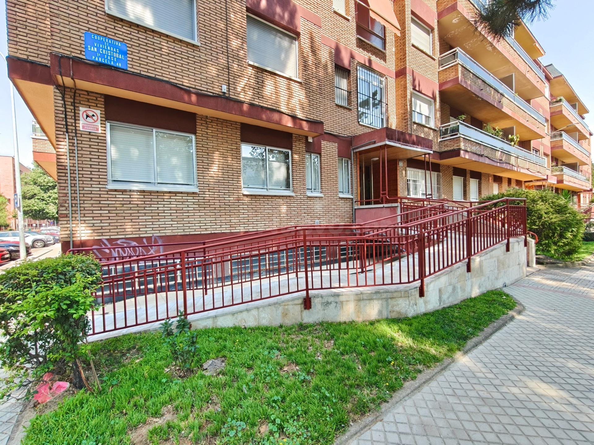 Vivienda exterior con terraza, garaje y trastero junto a la  - foto 3