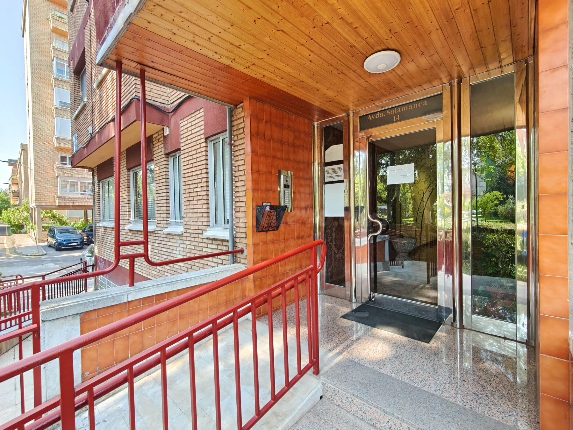 Vivienda exterior con terraza, garaje y trastero junto a la  - foto 4