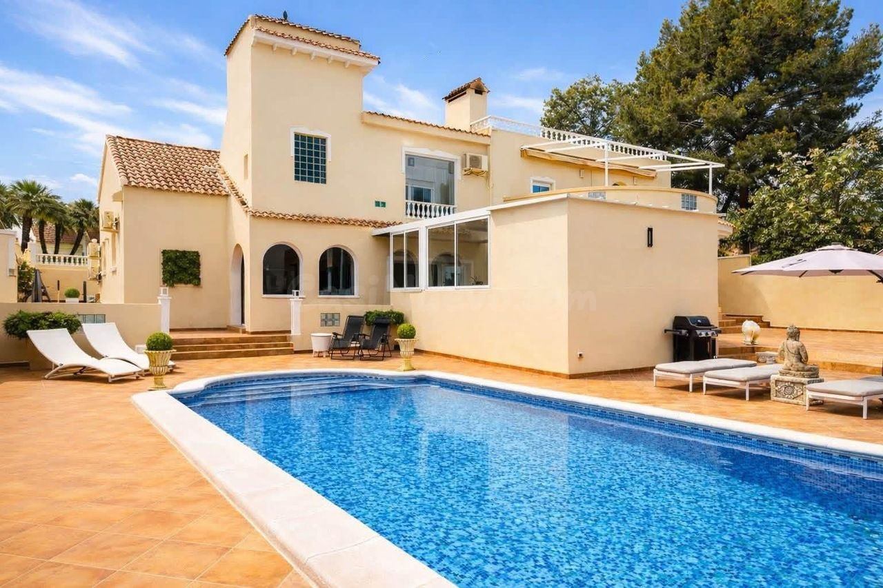 Villa 4 habitaciones 302m² en venta - Pueblo 9