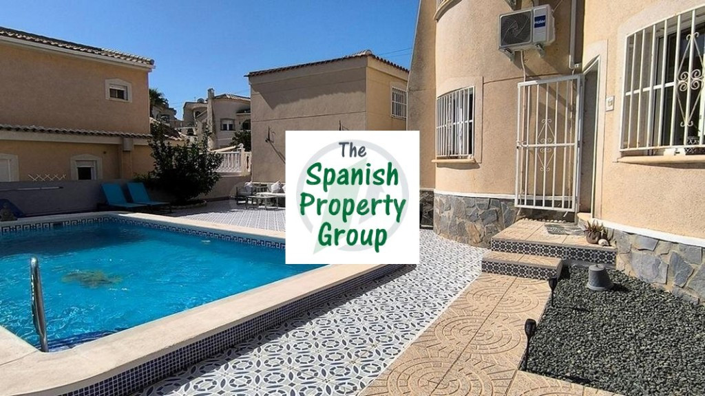 Venta de villa en Ciudad quesada, de 190m2 con 4 dormitorios y 4 baños con plaza de garaje