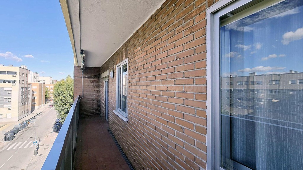¡ÚNICAMENTE PARA ESTUDIANTES OPORTUNIDAD DE ALQUILER! PISO DE TRES DORMITORIOS Y TERRAZA EN VILLA DE VALLECAS