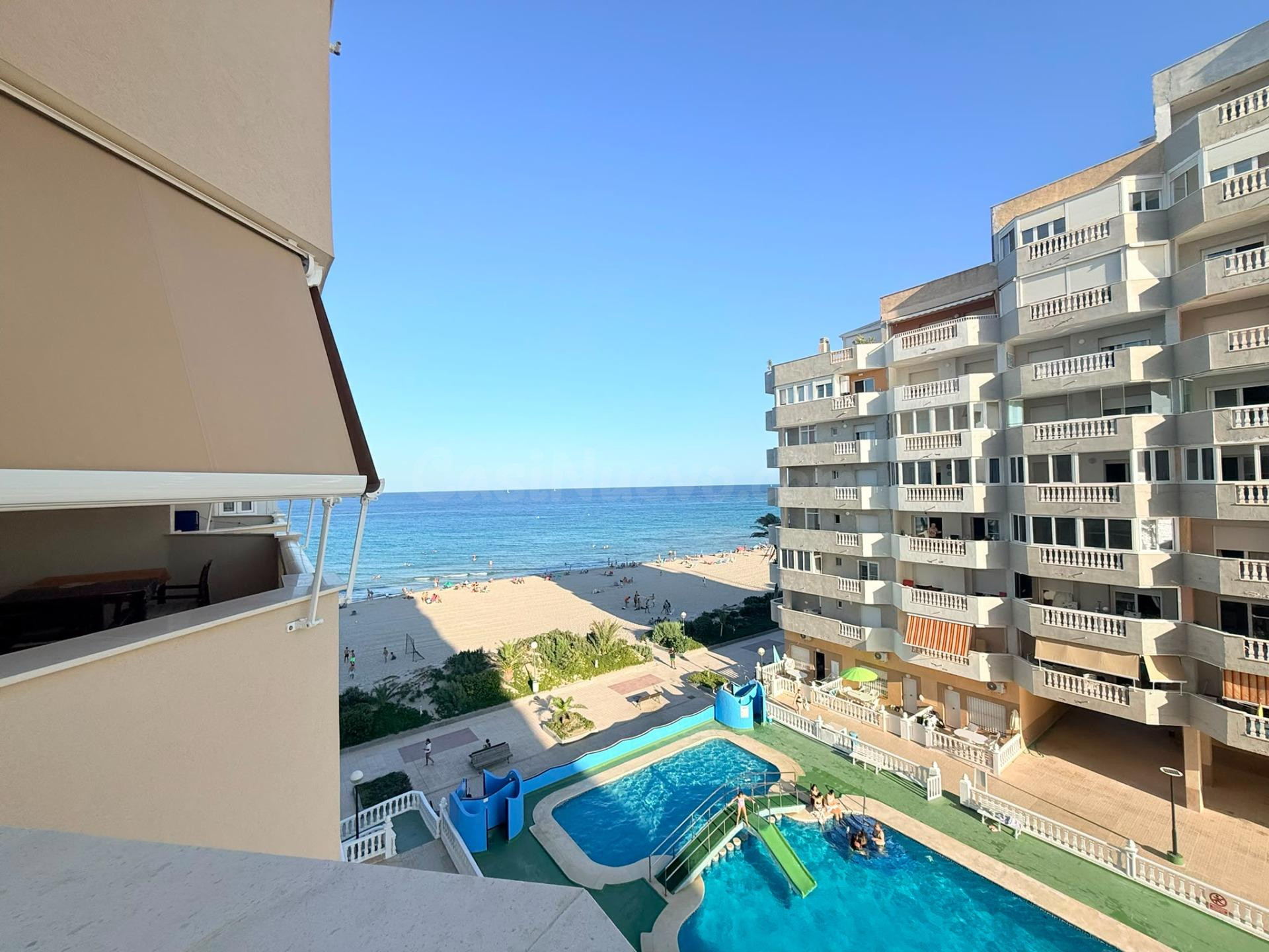 Vivienda con vistas al Mediterráneo y piscina en Urbanizació