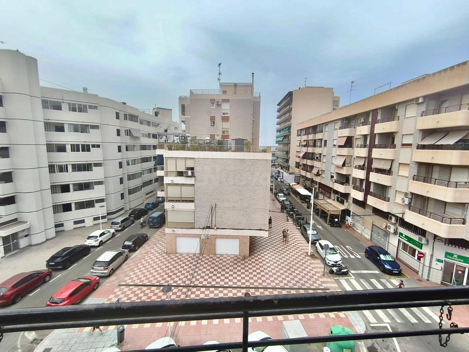Oportunidad Única: Amplio Piso en Santa Pola a Solo 100 Metr