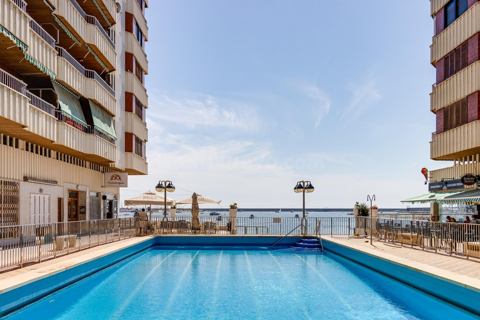 APARTAMENTO CON VISTAS AL MAR DE 3 DORMITORIOS Y 2 BAÑOS EN TORREVIEJA (ACEQUION)