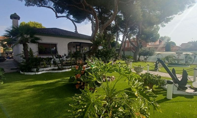 VILLA DE 3 DORMITORIOS, 3 BAÑOS EN CAMPO AMOR ( ORIHUELA COSTA )