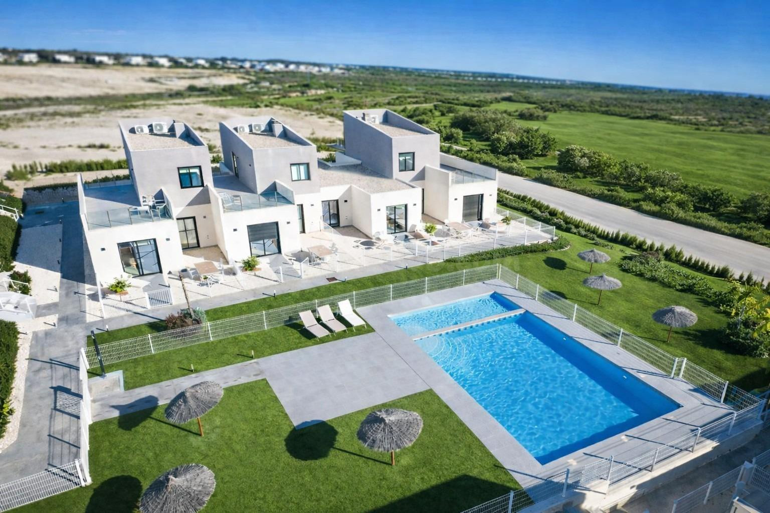 Adosados y villas adosadas de nueva construcción, listas para entrar a vivir, en Altaona Golf Resort, Murcia