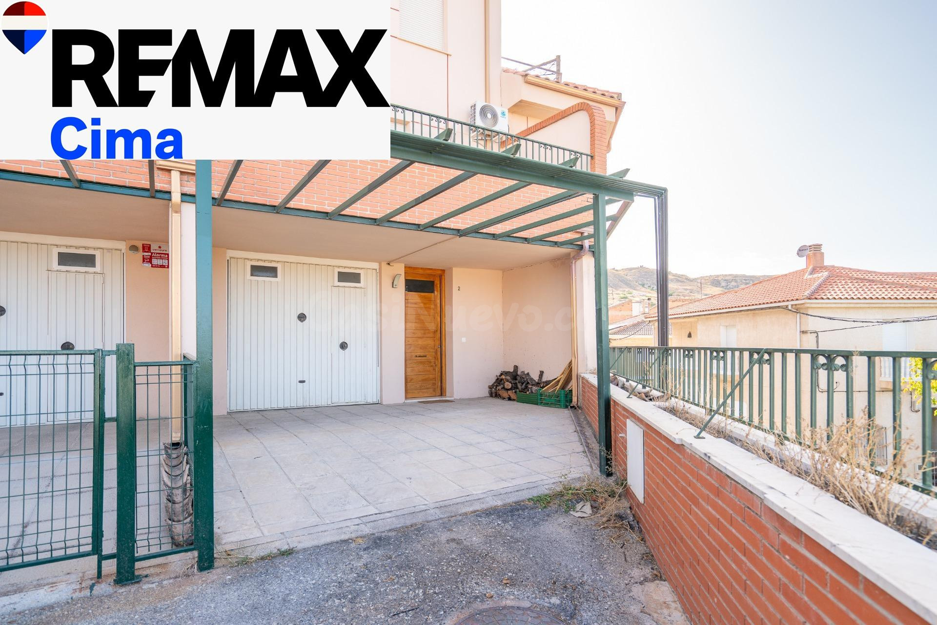 Espectacular vivienda adosada con garaje, chimenea y varias 