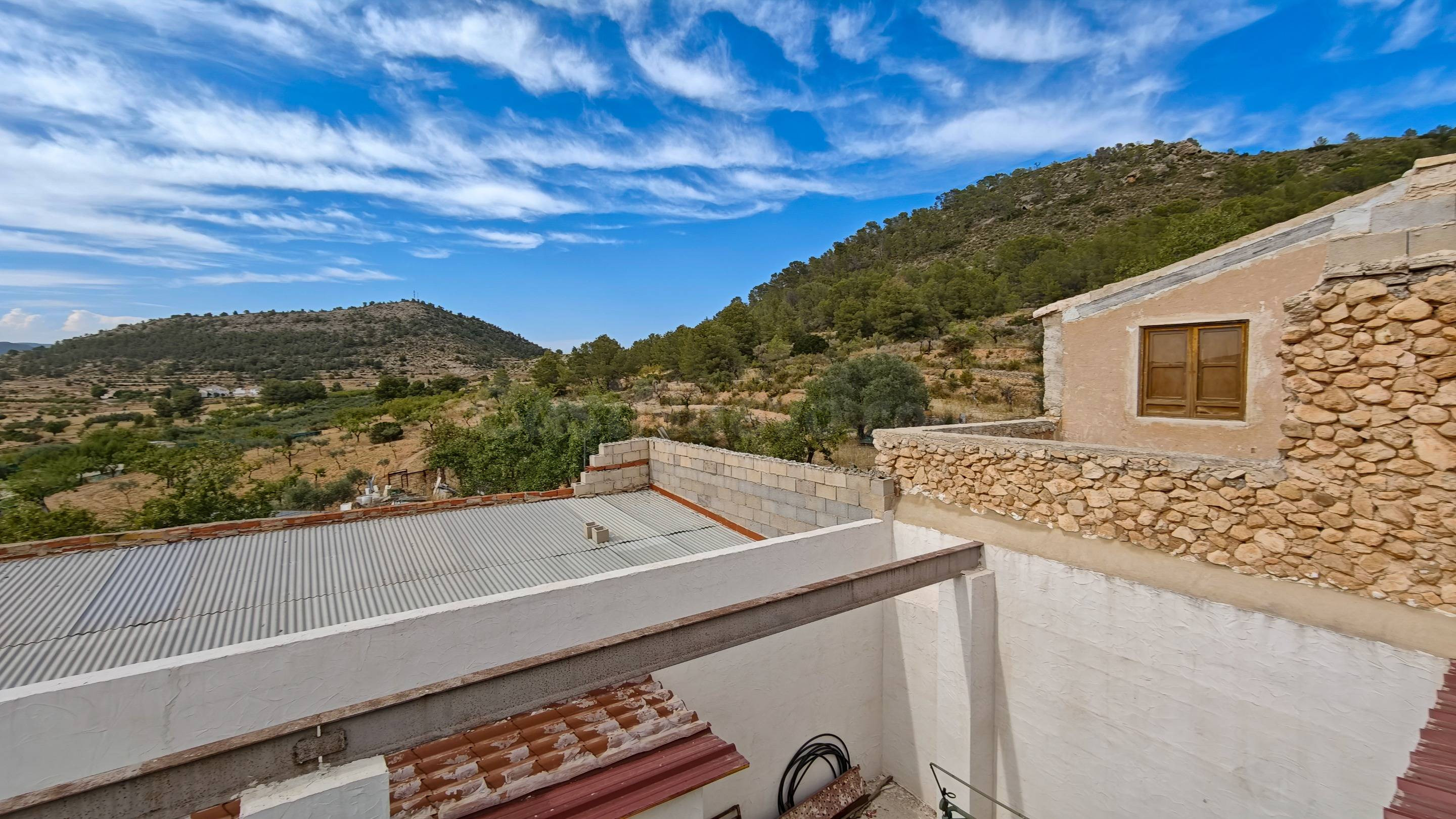 Dos hogares, una gran finca y más de 75.000 m2 para vivir de - foto 5