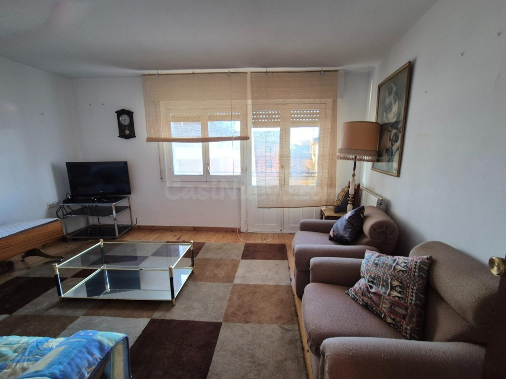 Piso en Almanza de tres habitaciones con tres balcones