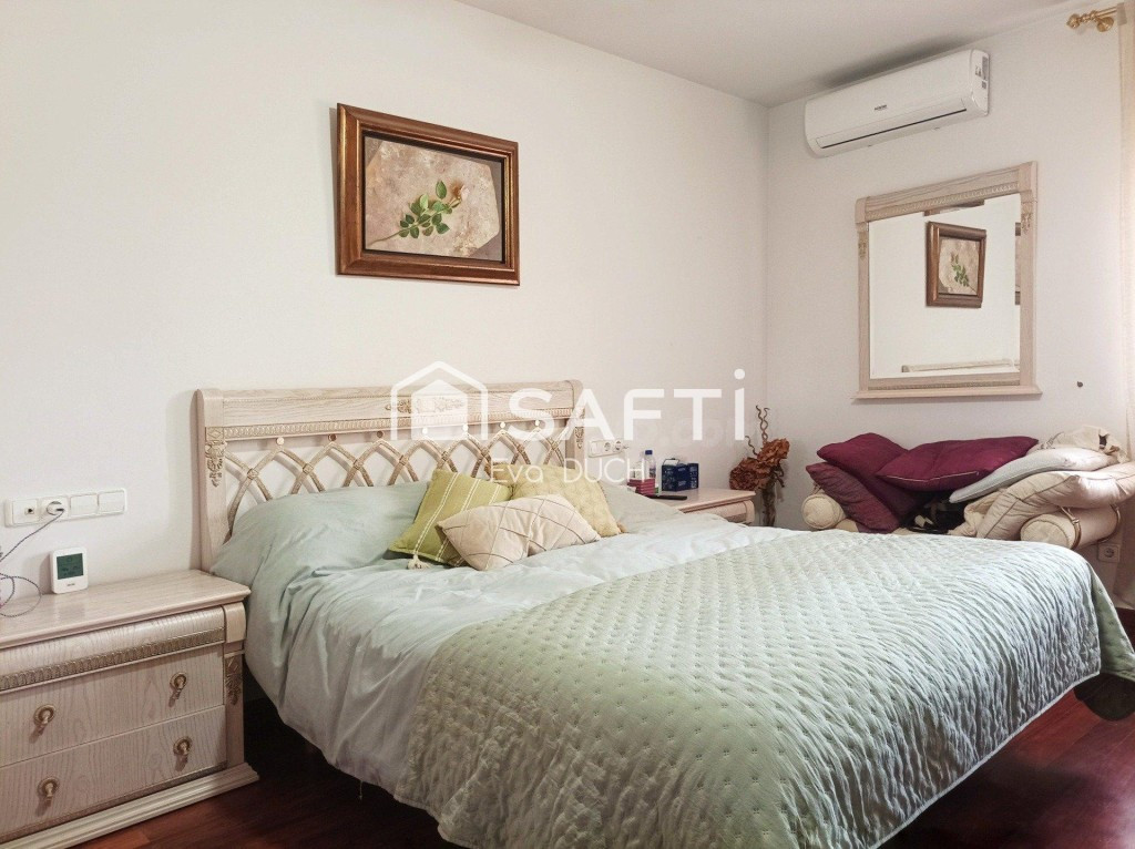 Chalet de lujo con 2 viviendas, piscina y placas solares en 