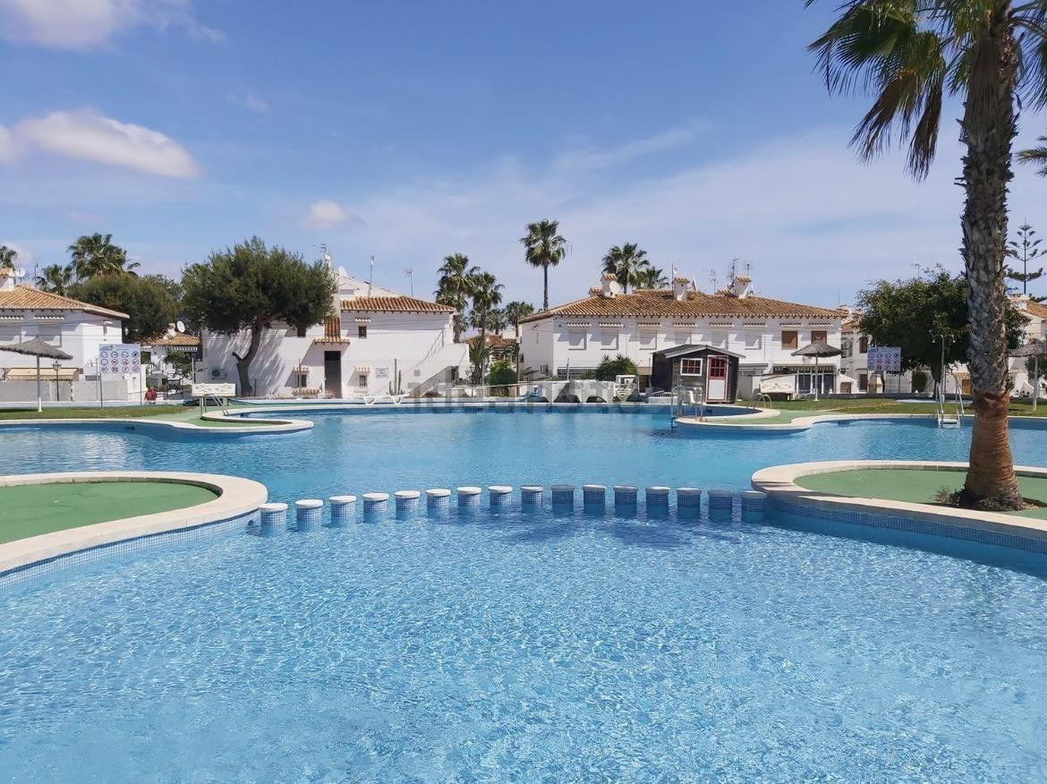 Bungalow esquinero en Lago Jardín, Torrevieja