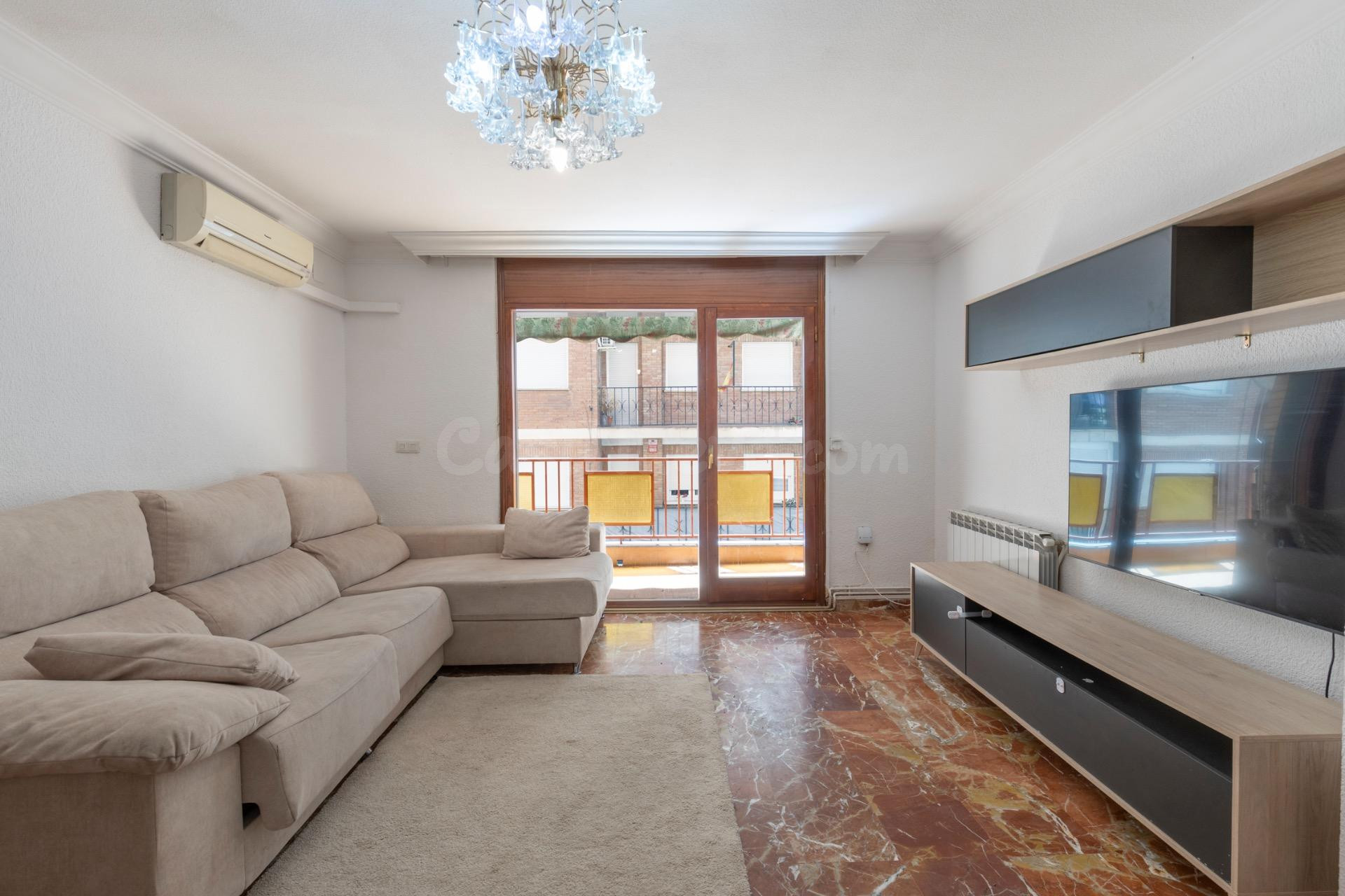 VIVIENDA DE GRANDES DIMENSIONES Y POTENCIAL DE REFORMA JUNTO A CALLE ALHAMAR