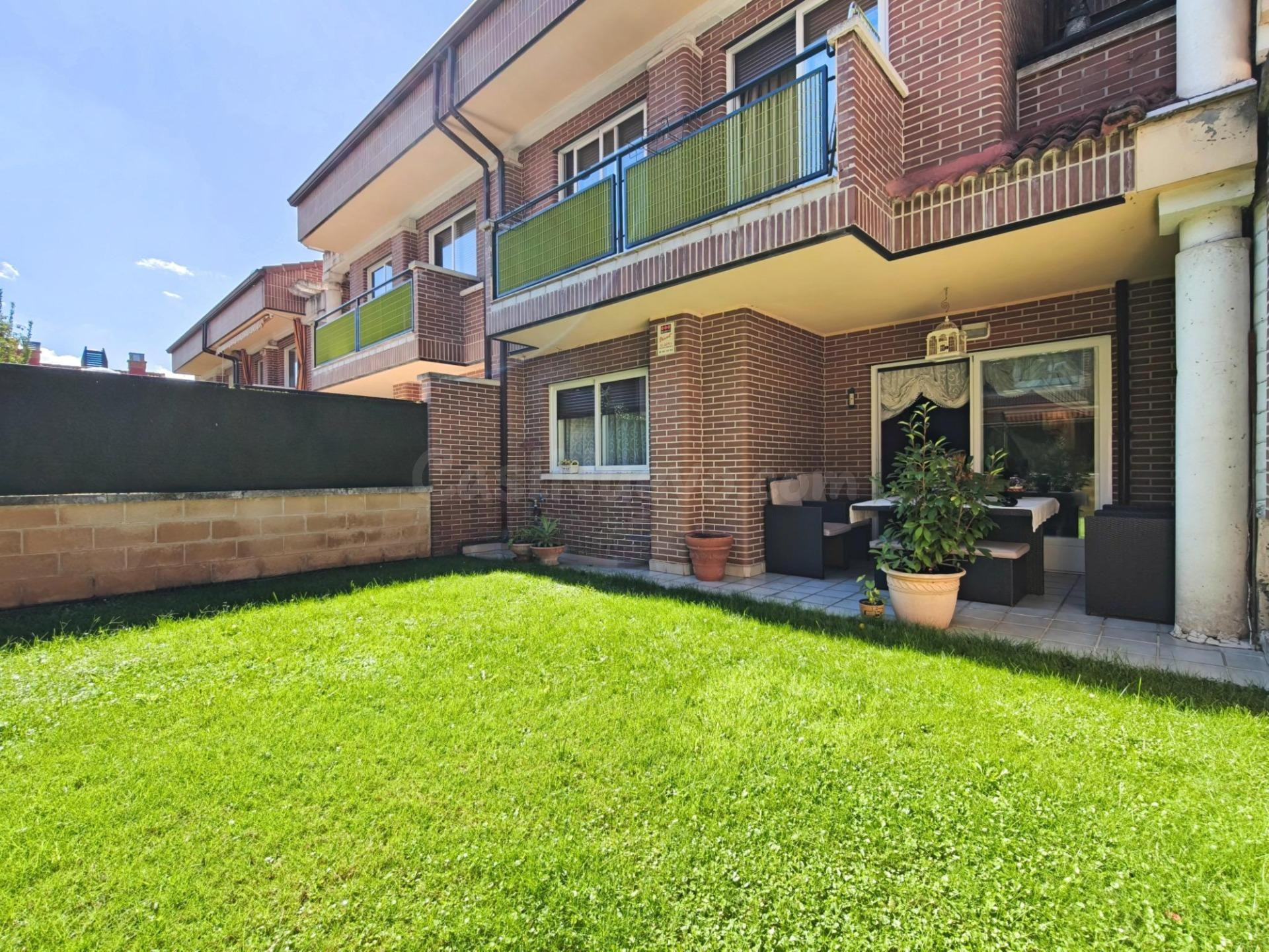 CHALET ADOSADO EN URBANIZACIÓN GEMINIS