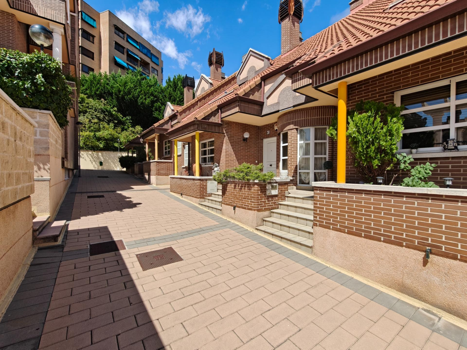 CHALET ADOSADO EN URBANIZACIÓN GEMINIS - foto 4