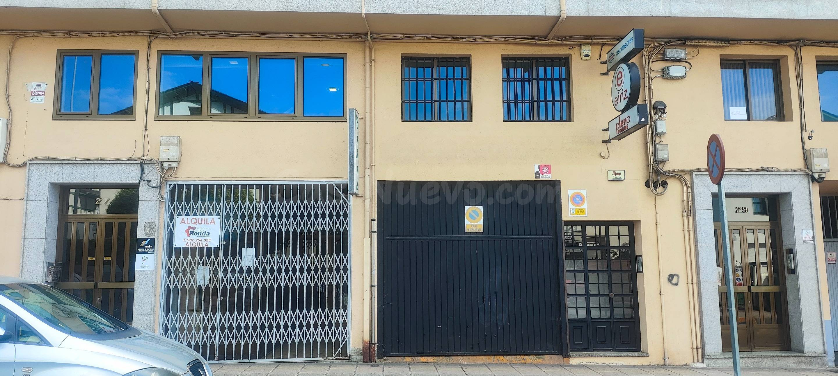 Gran local de 370 m2 con vado, almacén y oficinas junto a la Muralla (Calle Orense)