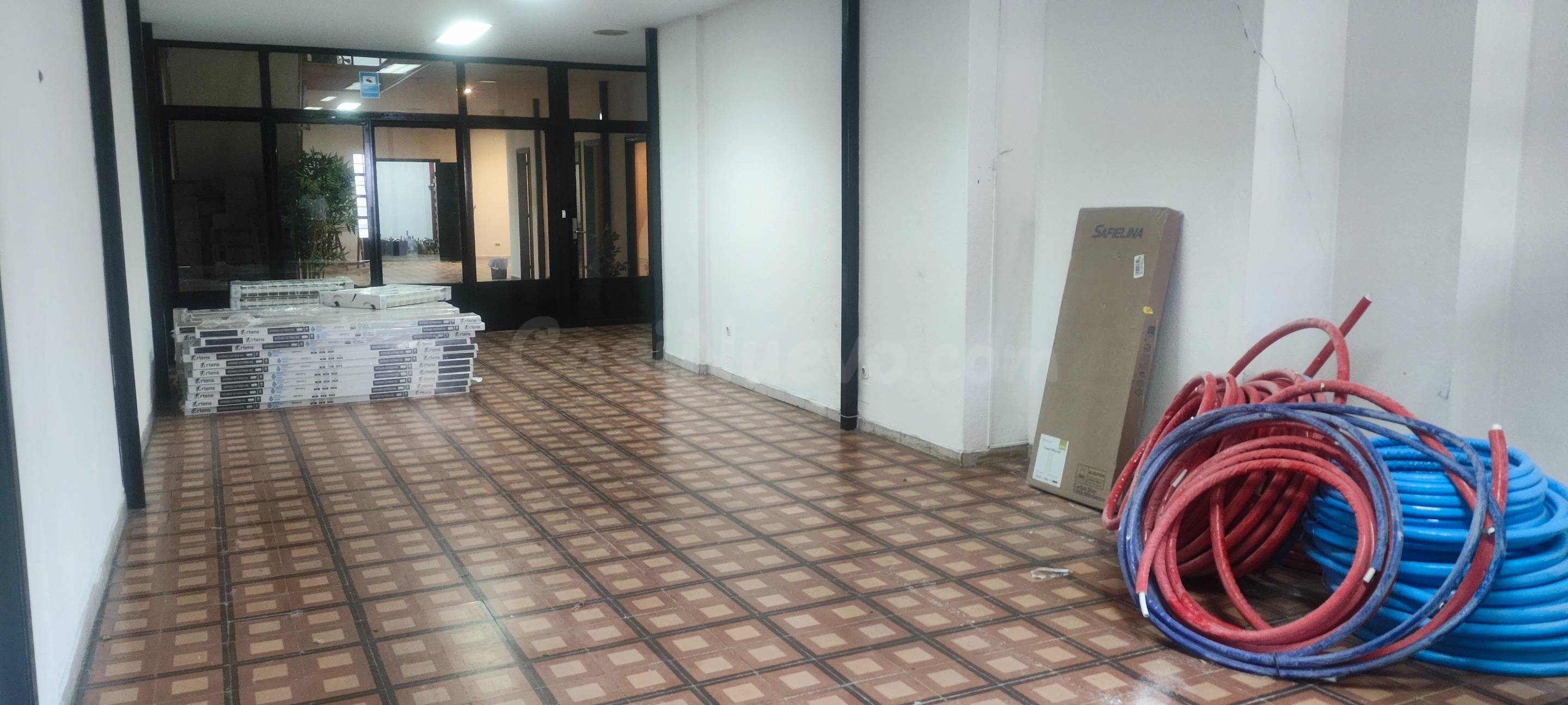 Gran local de 370 m2 con vado, almacén y oficinas junto a la - foto 3