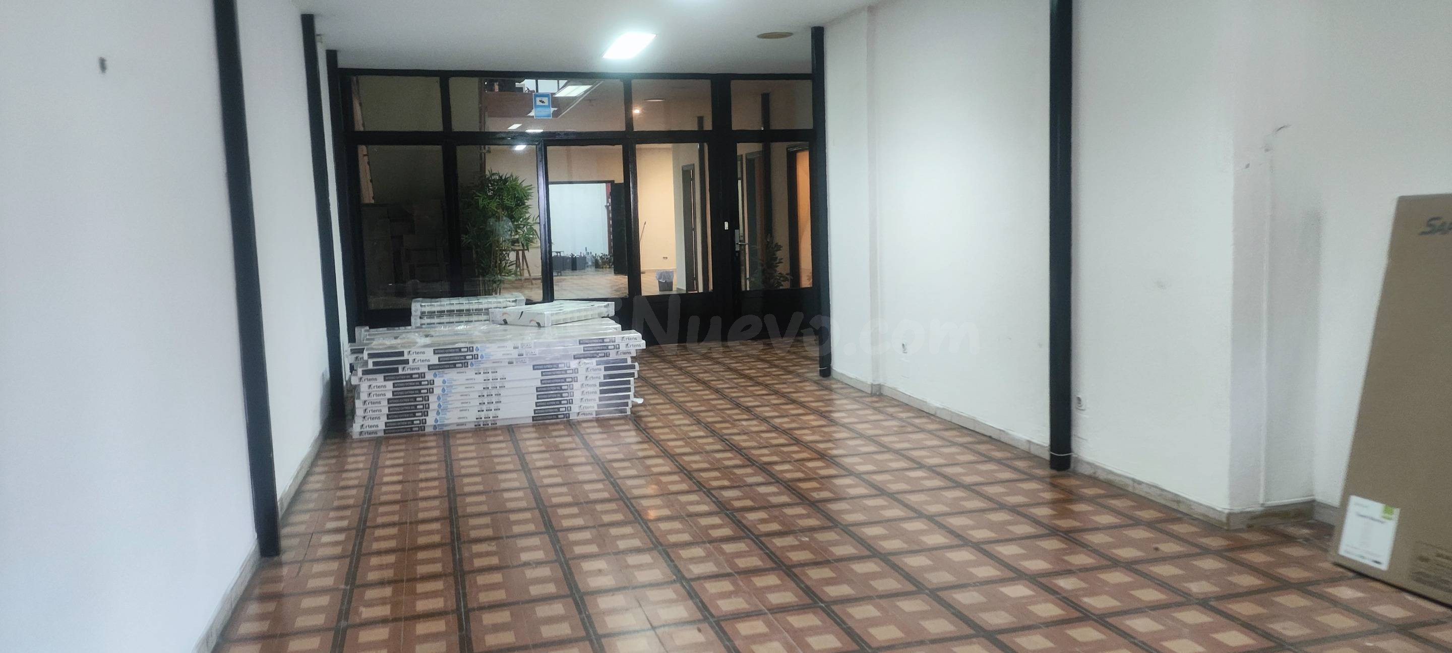 Gran local de 370 m2 con vado, almacén y oficinas junto a la - foto 4