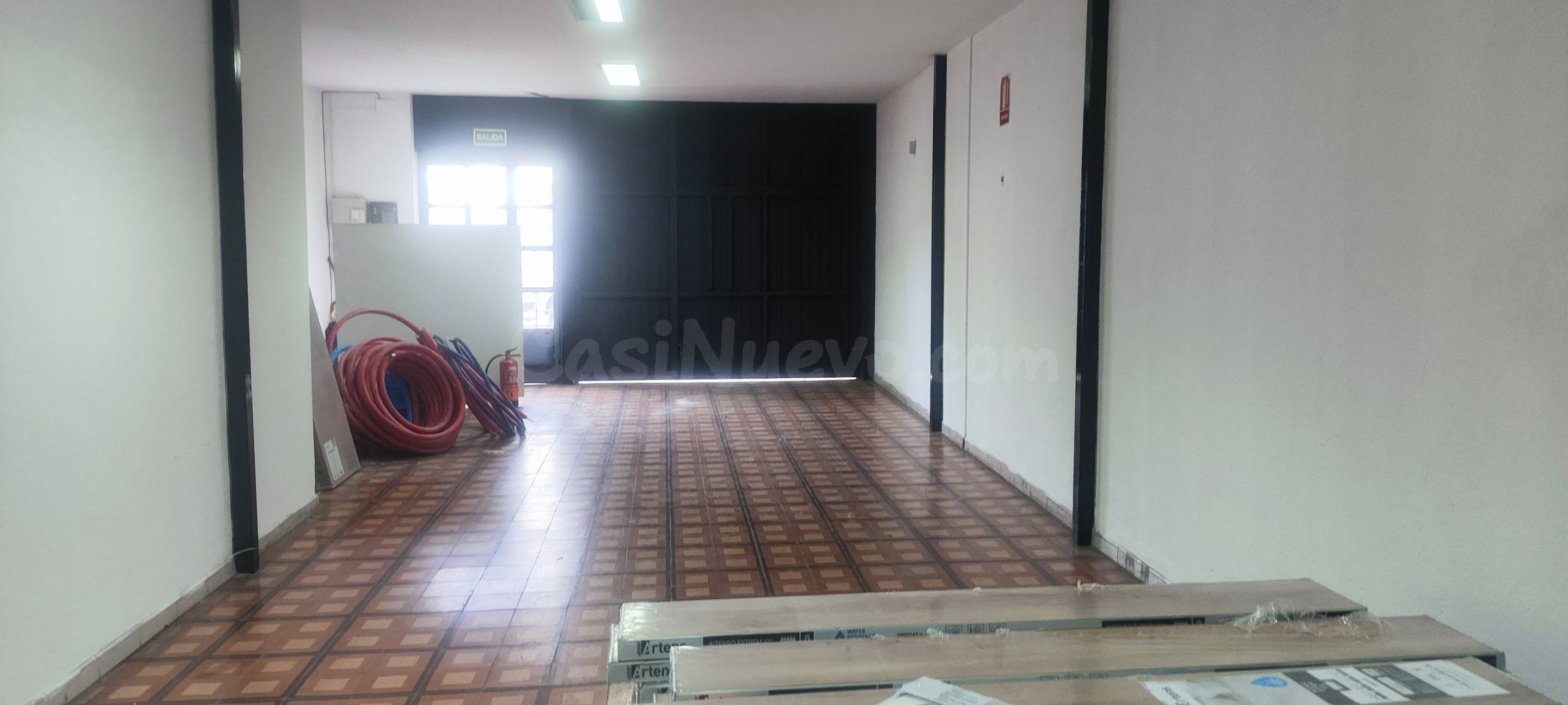 Gran local de 370 m2 con vado, almacén y oficinas junto a la - foto 5