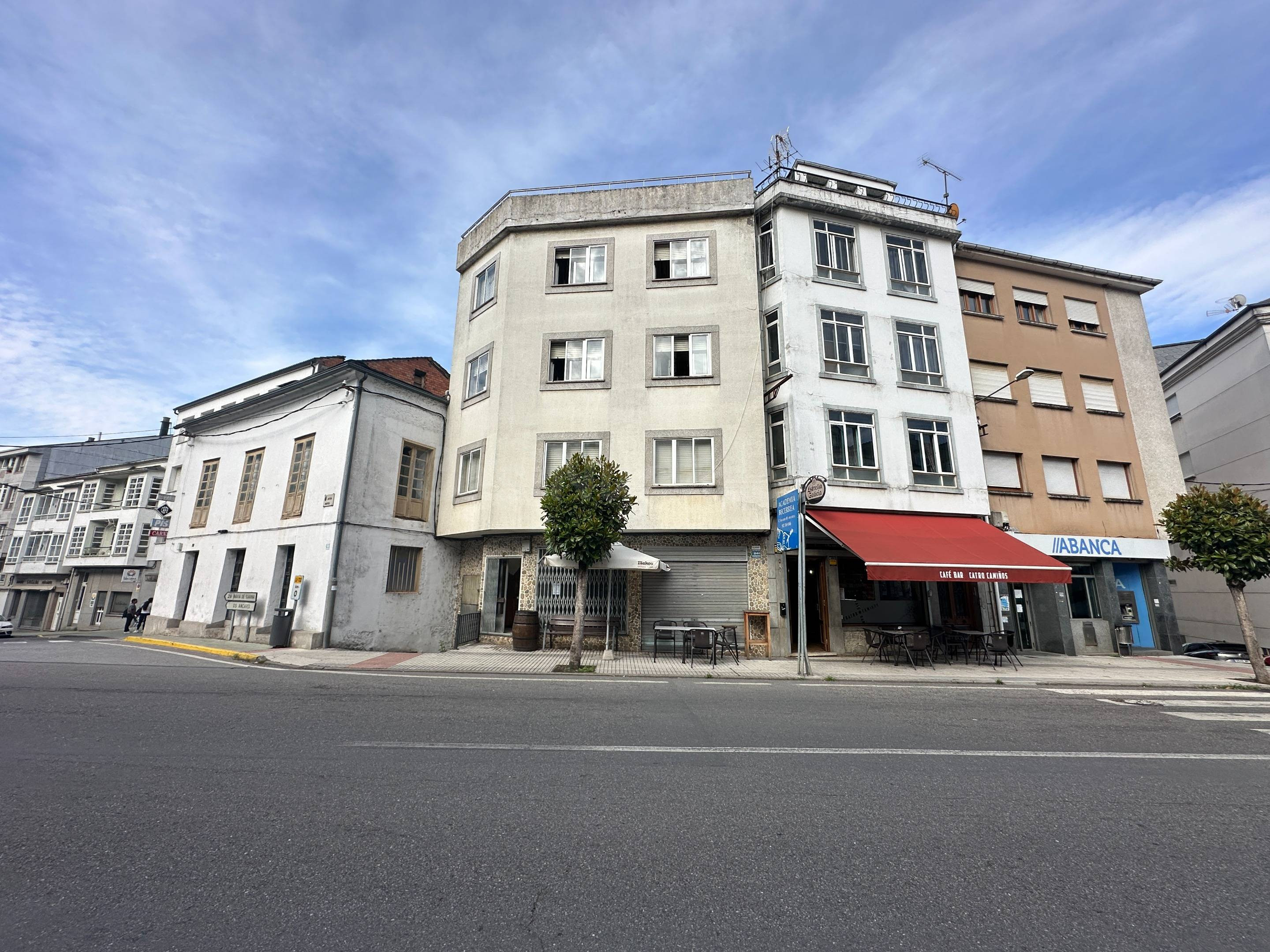 Oportunidad en el centro de Becerreá: Edificio + Casa tradicional con gran local