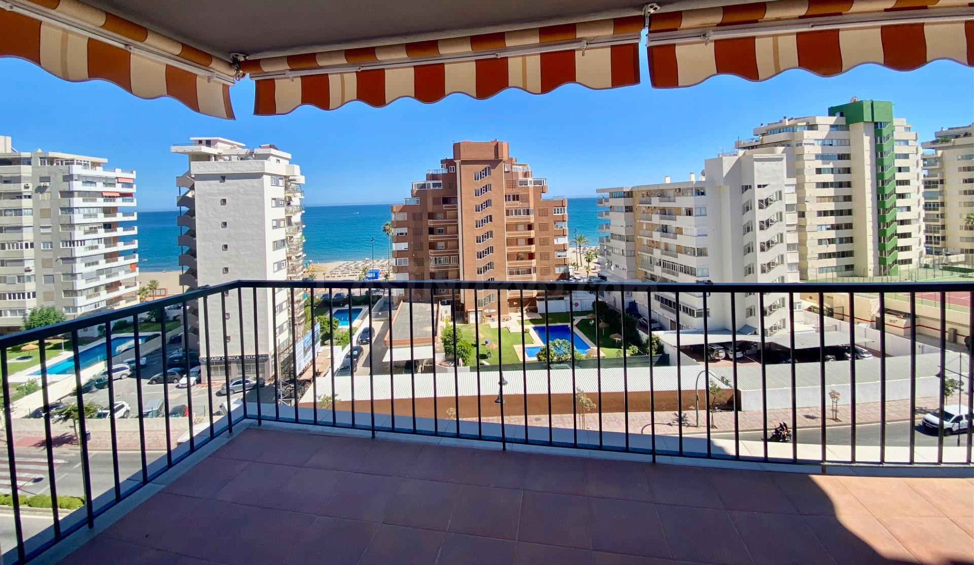 APARTAMENTO REFORMADO CON VISTAS AL MAR Y UNA GRAN TERRAZA EN TORREBLANCA - FUENGIROLA