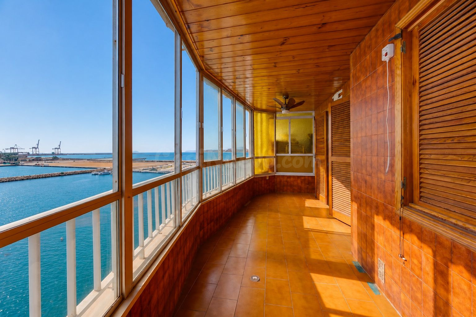 APARTAMENTO DE 1 DORMITORIO 1 BAÑO CON VISTAS AL MAR EN TORR - foto 3