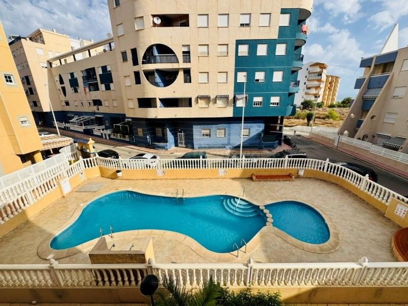 Apartamiento 200 metros de la playa con piscina comunitaria 38 km del aeropuerto de Alicante