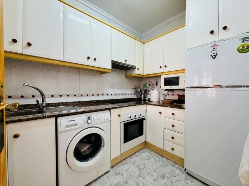 Apartamiento 200 metros de la playa con piscina comunitaria  - foto 2