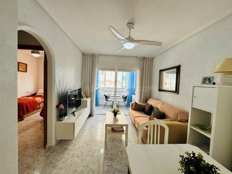 Apartamiento 200 metros de la playa con piscina comunitaria  - foto 3
