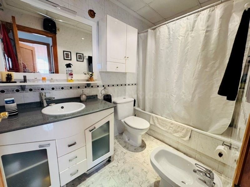 Apartamiento 200 metros de la playa con piscina comunitaria  - foto 4