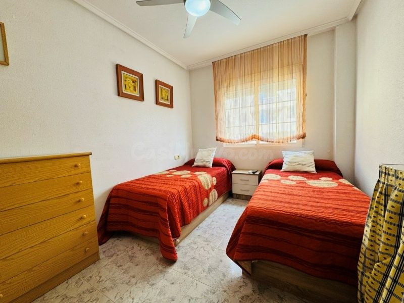 Apartamiento 200 metros de la playa con piscina comunitaria  - foto 5
