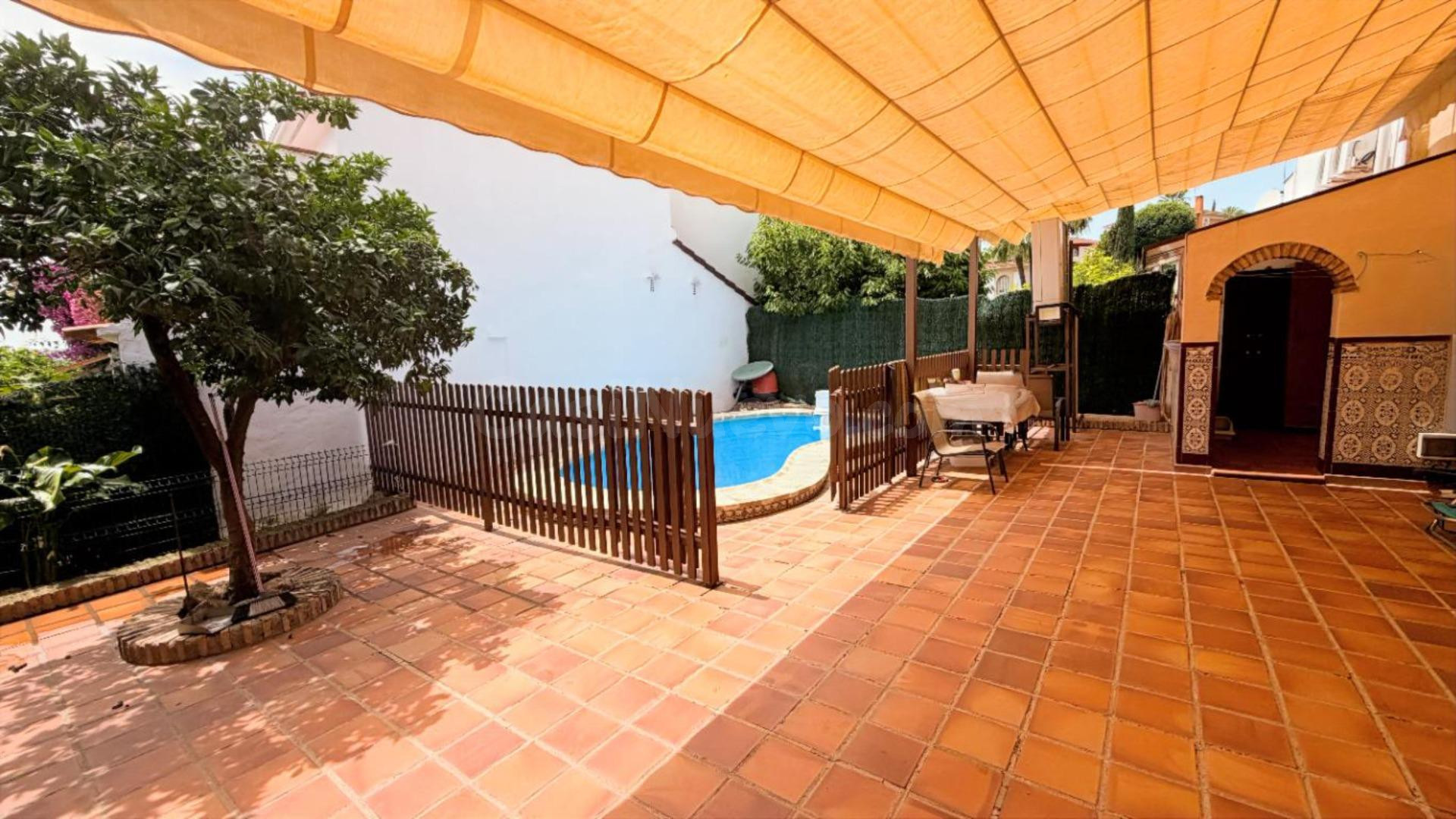 AMPLIA CASA JUNTO LA ASOMADILLA CON PISCINA PROPIA - foto 2