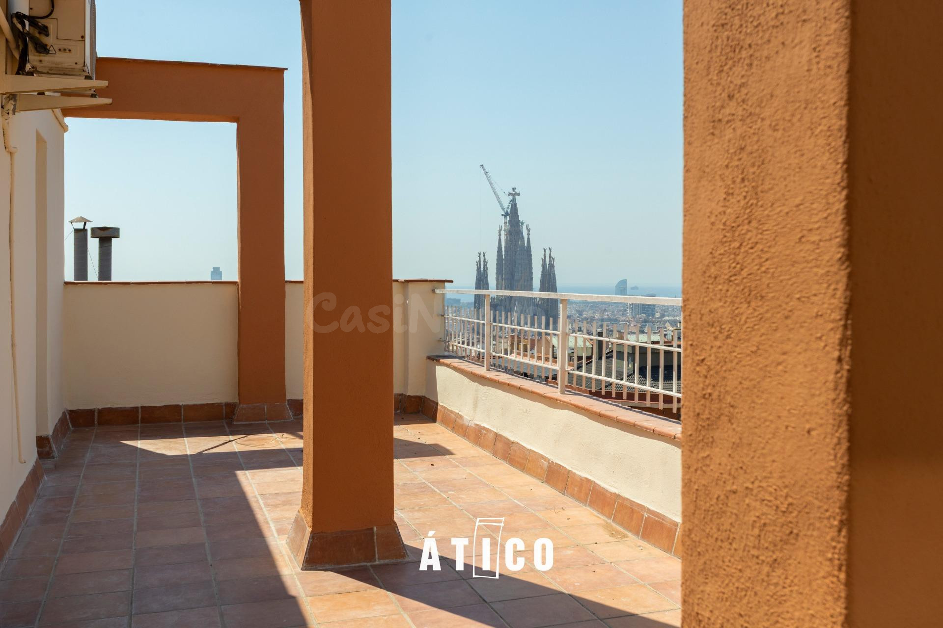 ATICO CON UNA TERRAZA ESPECTACULAR Y VISTAS UNICAS SOBRE BAR - foto 2