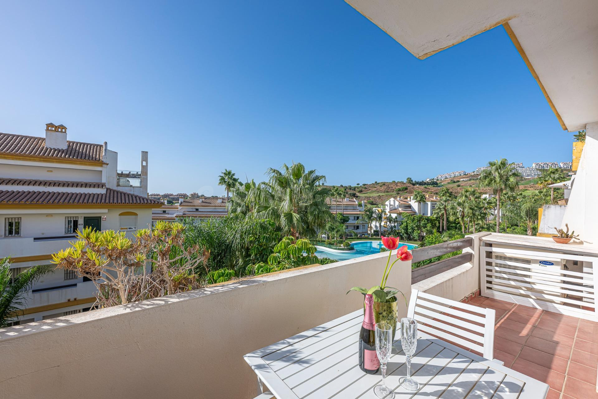 Tu nuevo hogar en La Cala de Mijas: 2 dormitorios, orientación Sur, garaje, trastero y piscinas