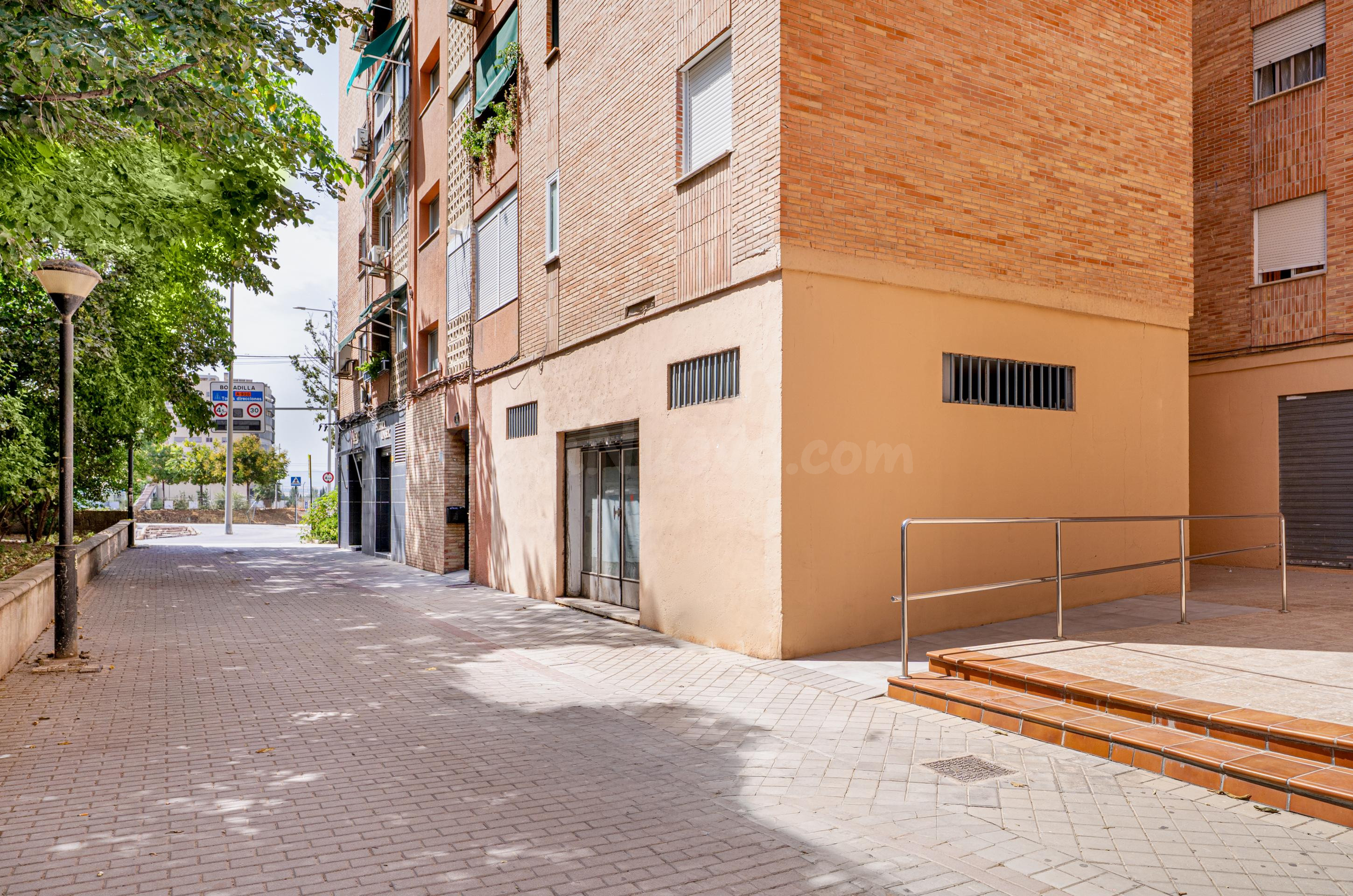 Local comercial en la Chana con posibilidad de cambio de uso.