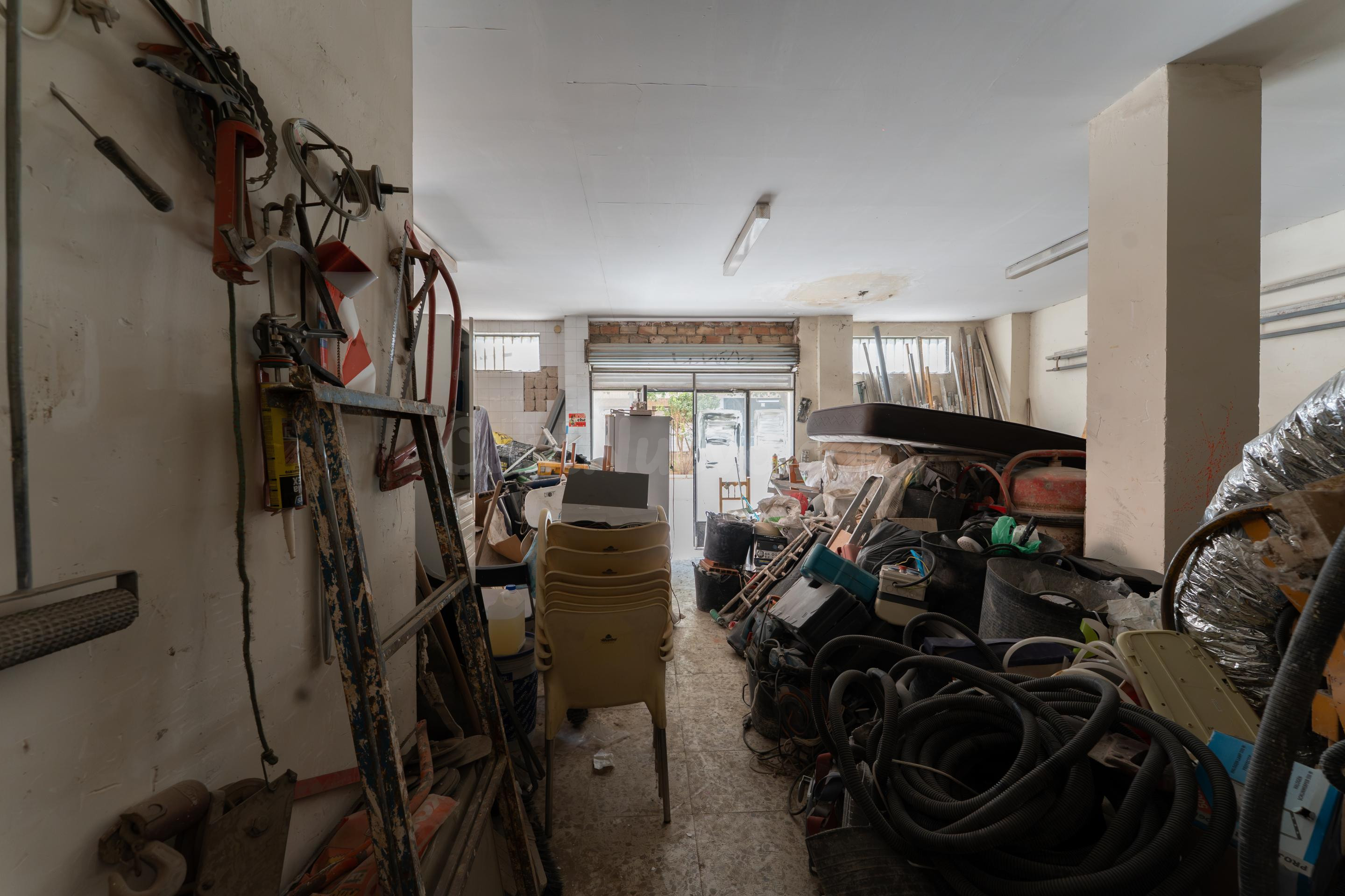 Local comercial en la Chana con posibilidad de cambio de uso - foto 5