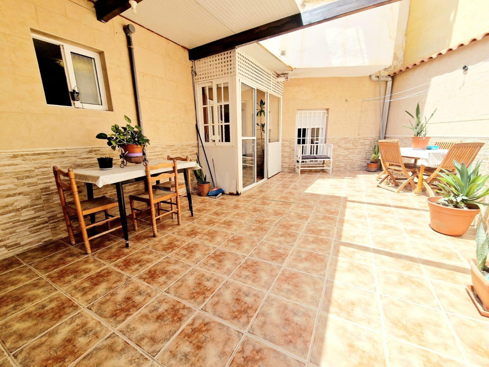 Piso en planta baja recientemente renovado con patio privado