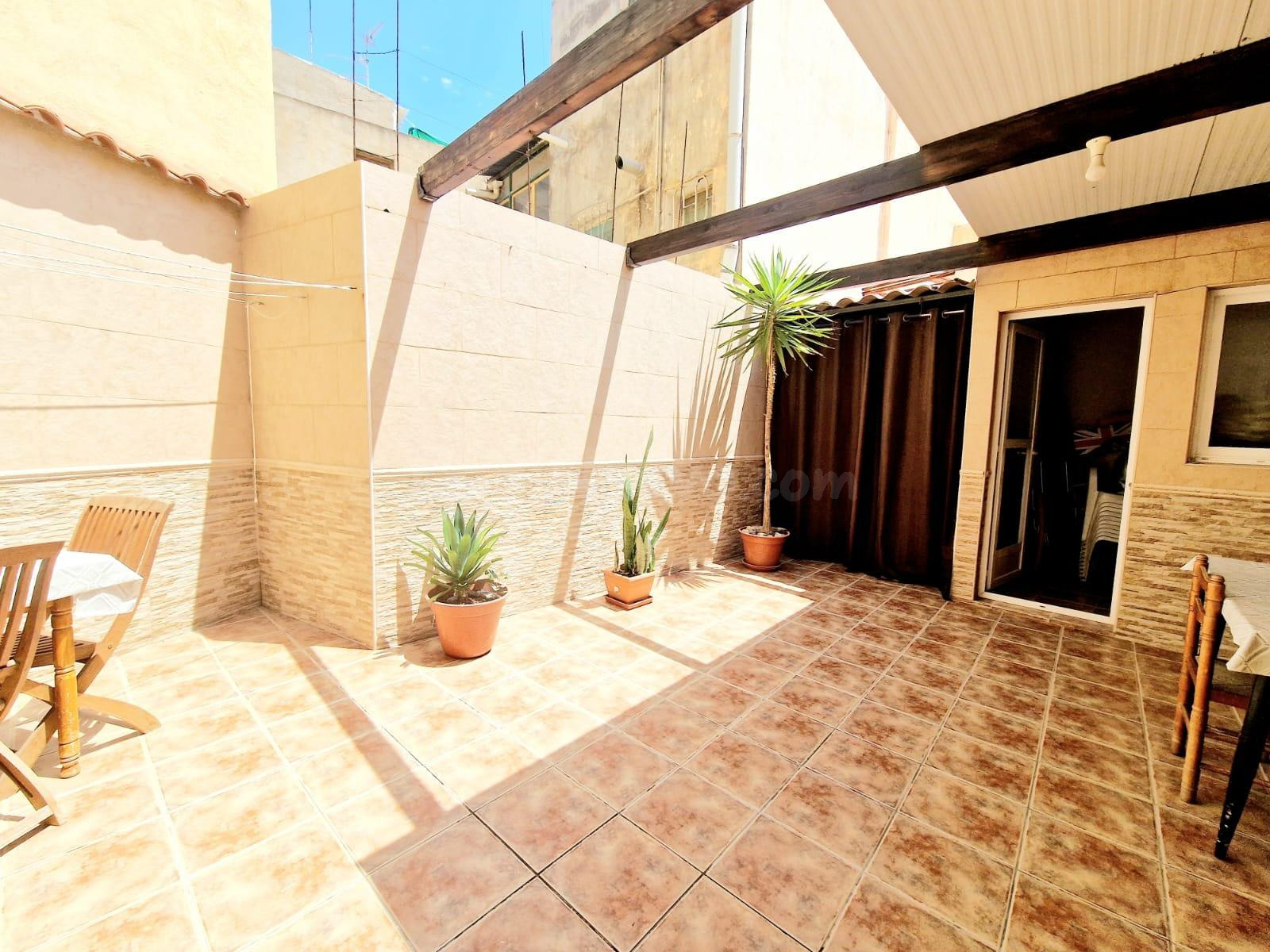 Piso en planta baja recientemente renovado con patio privado - foto 2