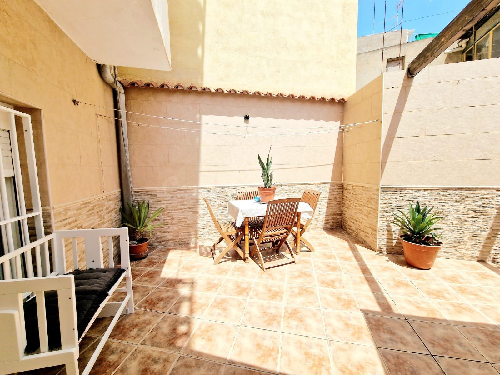 Piso en planta baja recientemente renovado con patio privado - foto 3