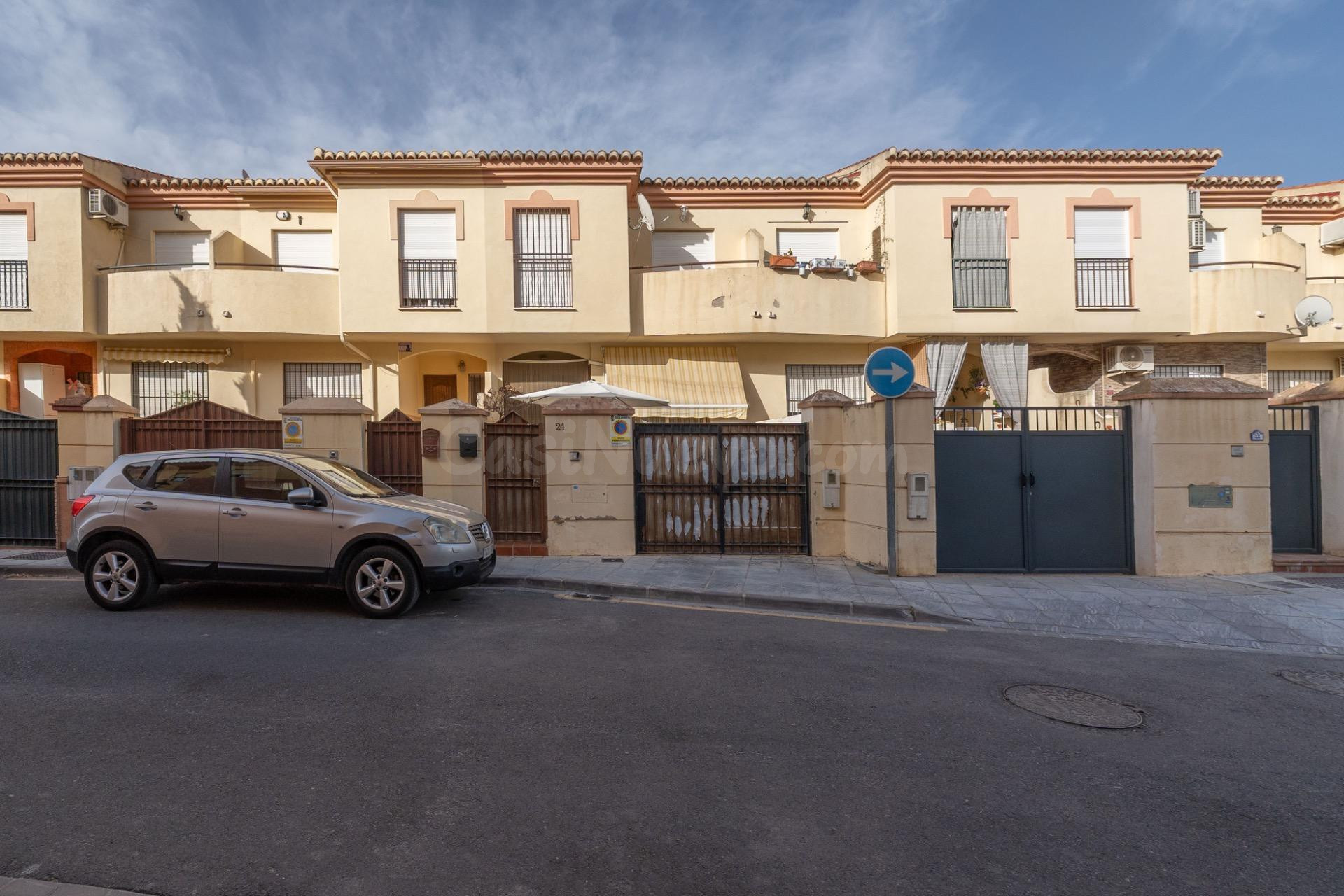 ¡MAGNIFICA CASA UNIFAMILIAR ADOSADA EN LOMALINDA, OGIJARES! - foto 3