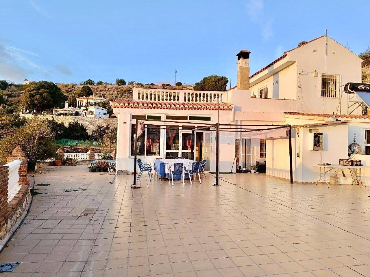 Exclusiva Finca con Vistas al Mar en Las Zorreras: Oasis Natural, Vivienda y Oportunidad de Negocio