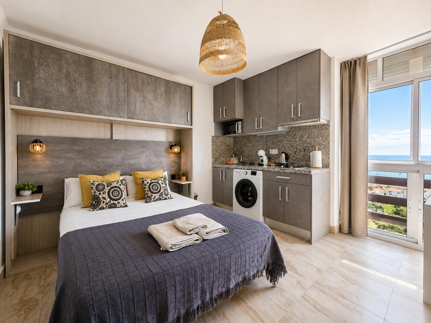 Estudio reformado en planta 11 con vistas al mar, piscina y licencia turística