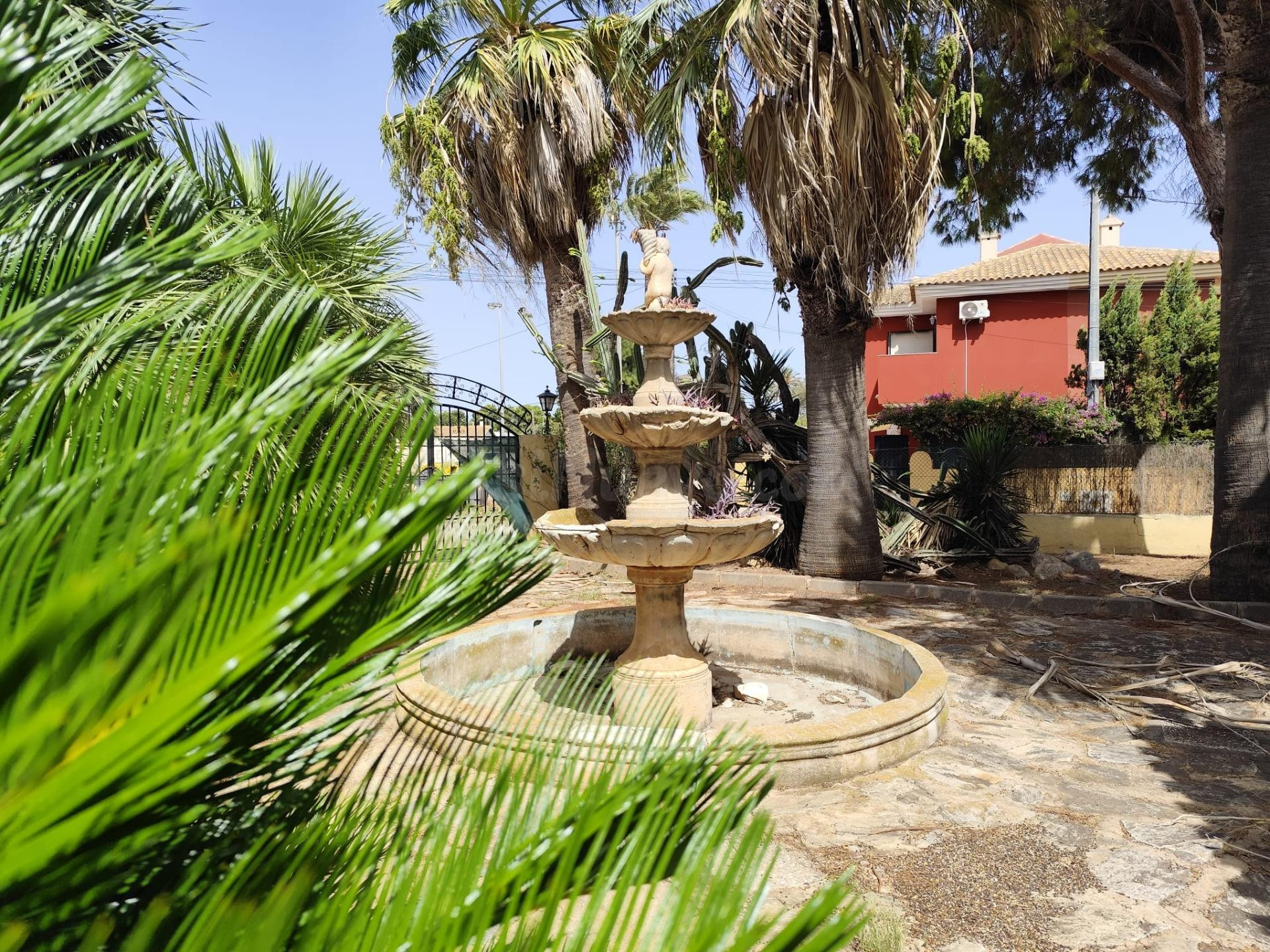 ESPECTACULAR VILLA CON PISCINA Y AMPLIOS JARDINES EN LOS URR - foto 2