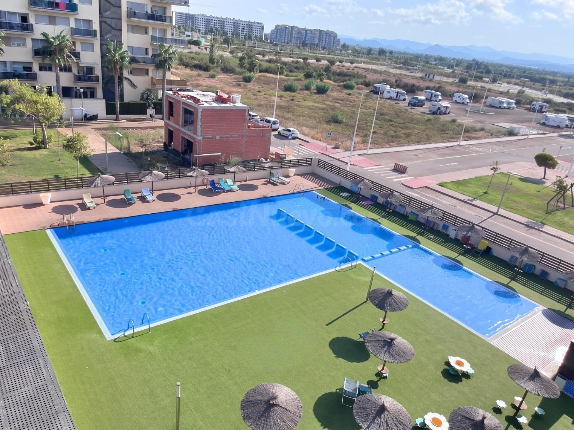 Apartamento de 2 habitaciones con terraza, piscina, pádel, parking y trastero