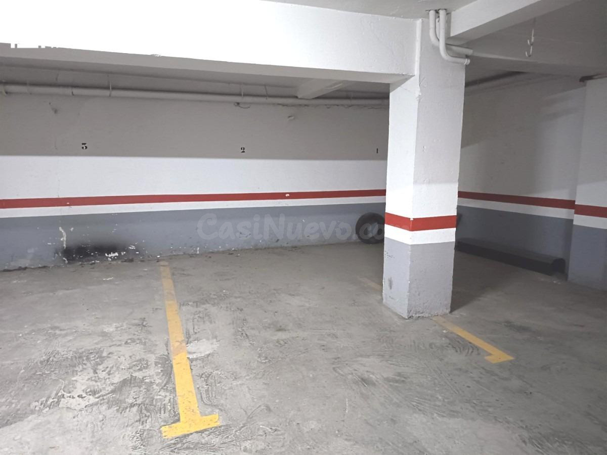 Se aquila plaza de garaje para vehículo pequeño