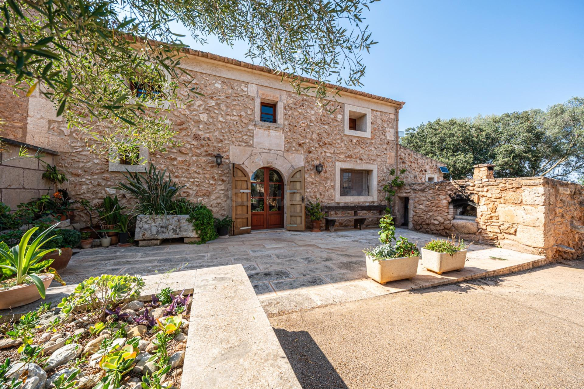 Villa de campo con piscina privada y casa de invitados .