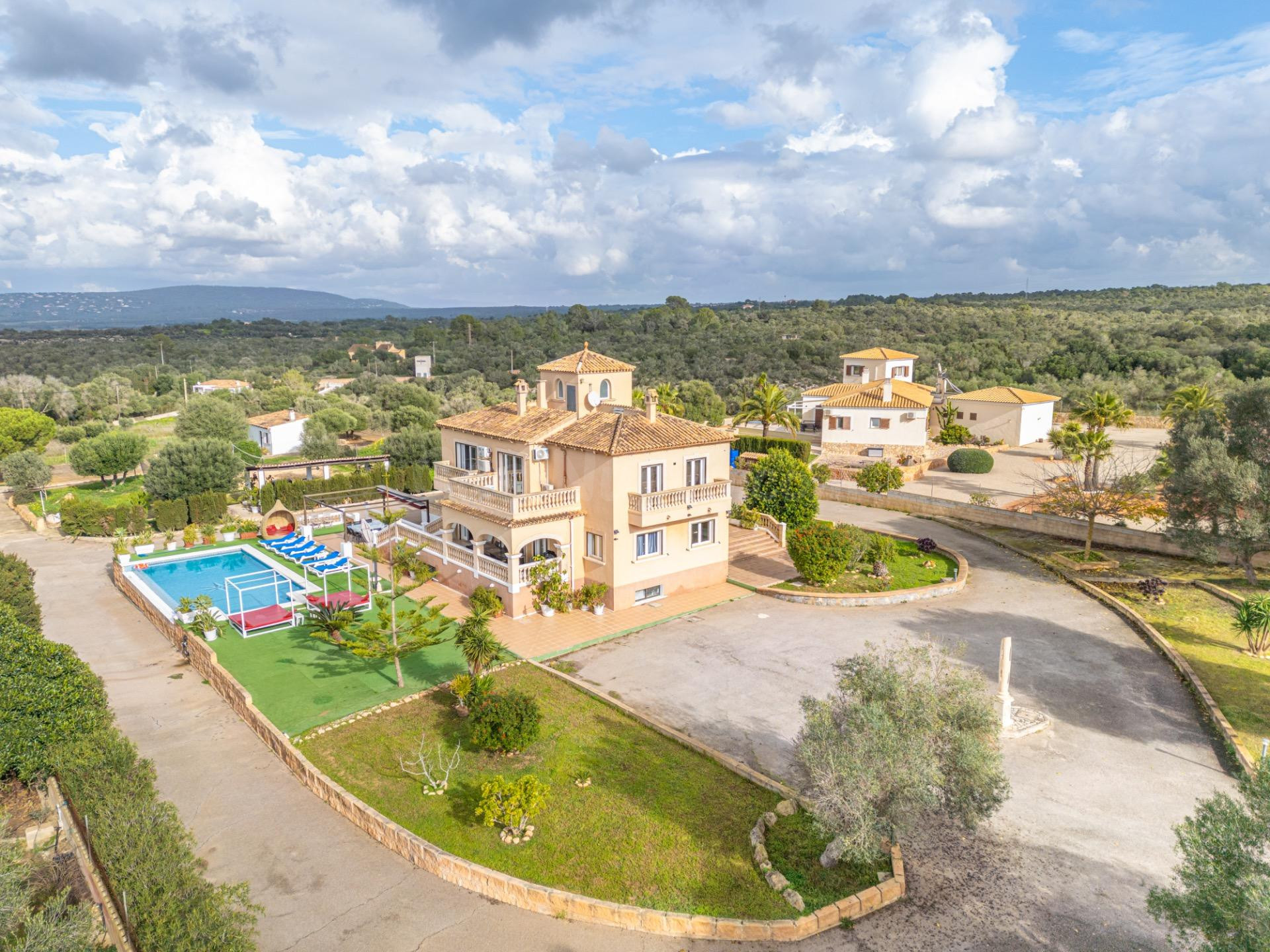 Exclusivo chalet con gran parcela, piscina y múltiples terrazas en S’Aranjassa