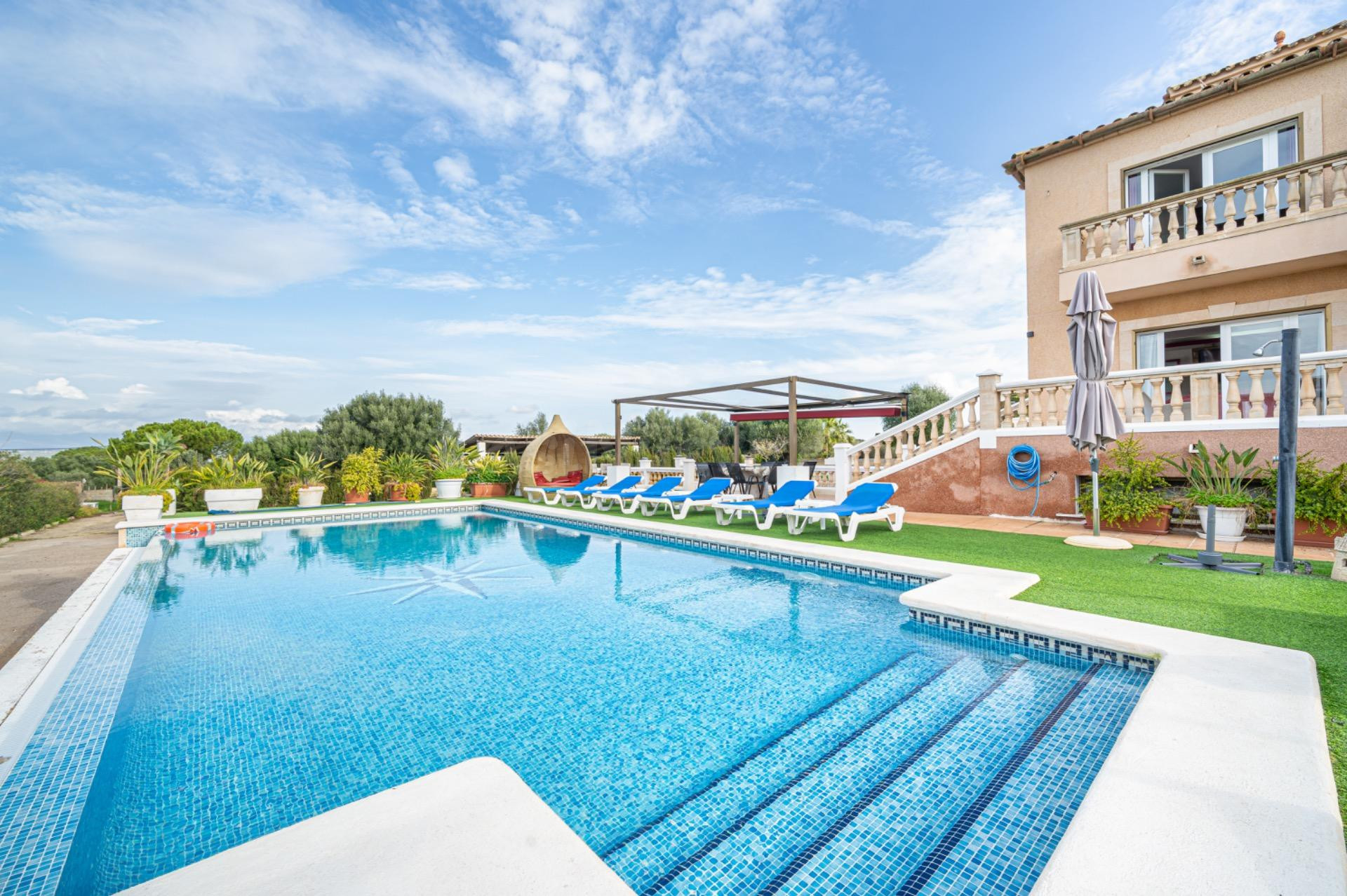 Exclusivo chalet con gran parcela, piscina y múltiples terra - foto 3