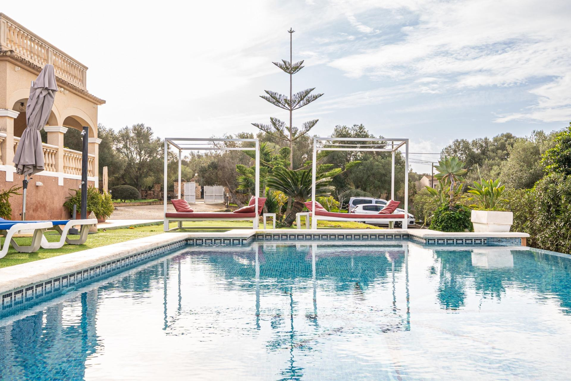 Exclusivo chalet con gran parcela, piscina y múltiples terra - foto 4