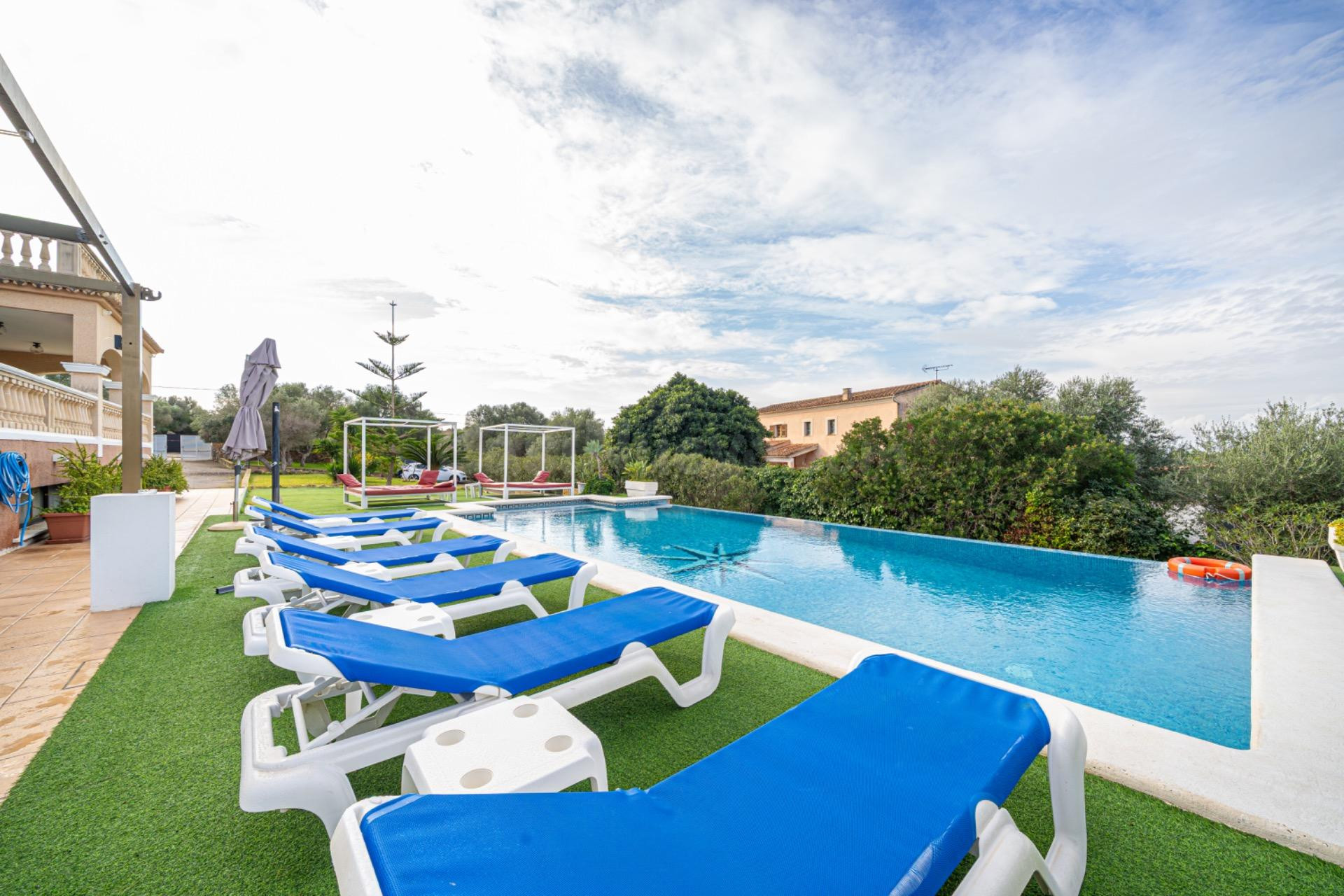 Exclusivo chalet con gran parcela, piscina y múltiples terra - foto 5