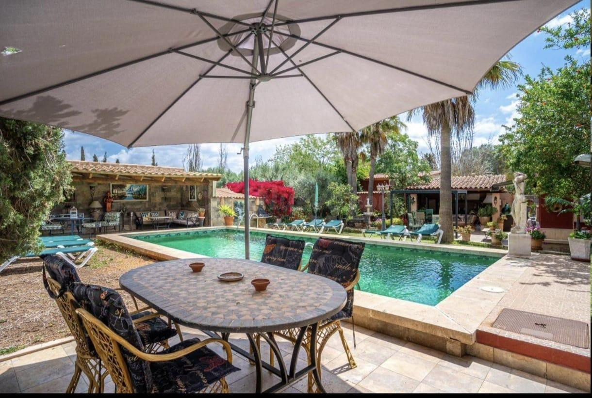 Exclusiva finca rústica con licencia vacacional, tres viviendas independientes, piscina climatizada y parque zoológico autorizado en Llucmajor